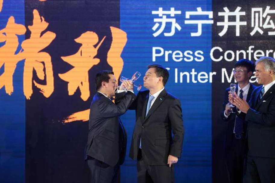 Erick Thohir brinda con Zhang Jindong, fondatore del Suning Holdings Group, durante la conferenza stampa di Nanchino. Epa